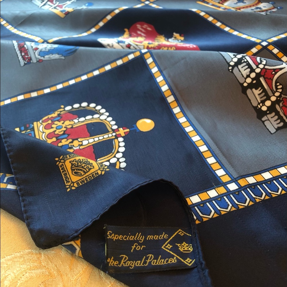 BEAUTIFUL ROYAL PALACES SCARF ❤️ - Picture 3 of 4